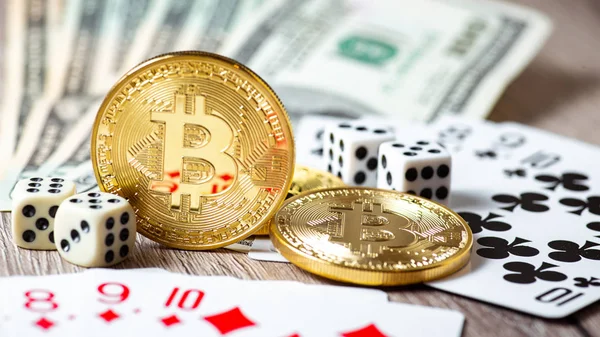 Bitcoins, kartlar, ahşap arka plan üzerinde dices. Cryptocurrencie kumar kavramı