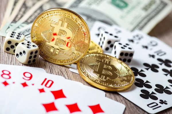Bitcoins, kartlar, ahşap arka plan üzerinde dices. Cryptocurrencie kumar kavramı