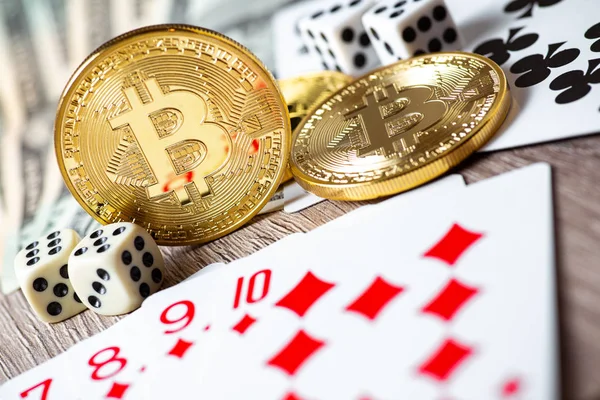 Bitcoins, kartlar, ahşap arka plan üzerinde dices. Cryptocurrencie kumar kavramı