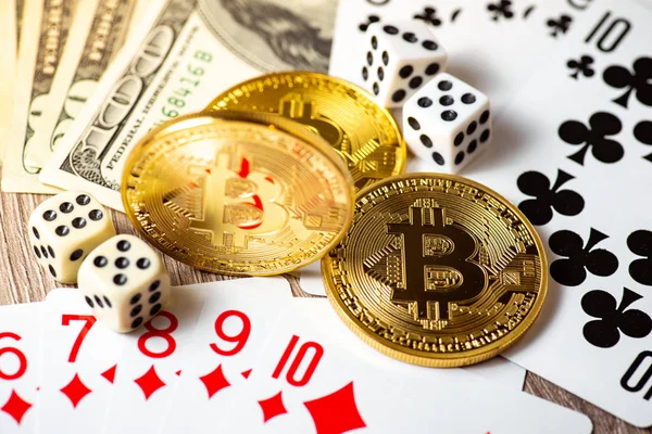 Bitcoins, kartlar, ahşap arka plan üzerinde dices. Cryptocurrencie kumar kavramı