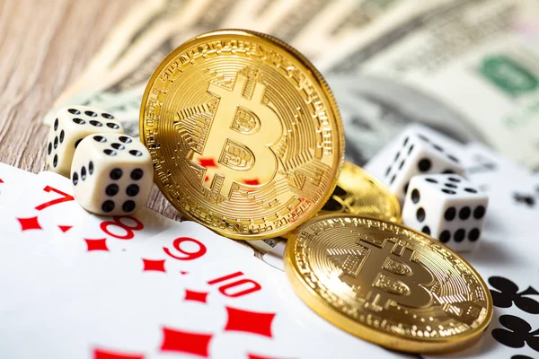 Bitcoins, kartlar, ahşap arka plan üzerinde dices. Cryptocurrencie kumar kavramı