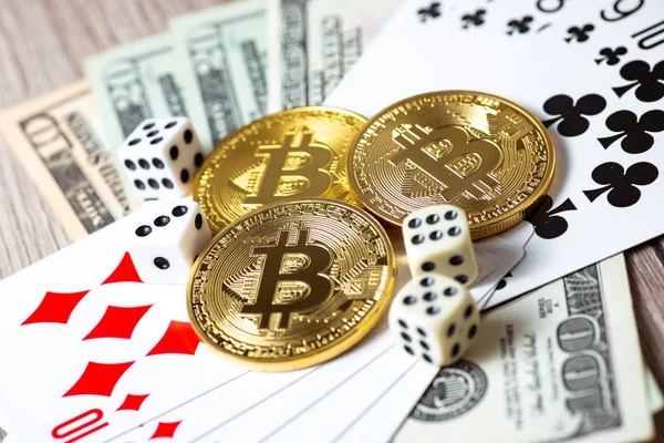 Bitcoins, kartlar, ahşap arka plan üzerinde dices. Cryptocurrencie kumar kavramı