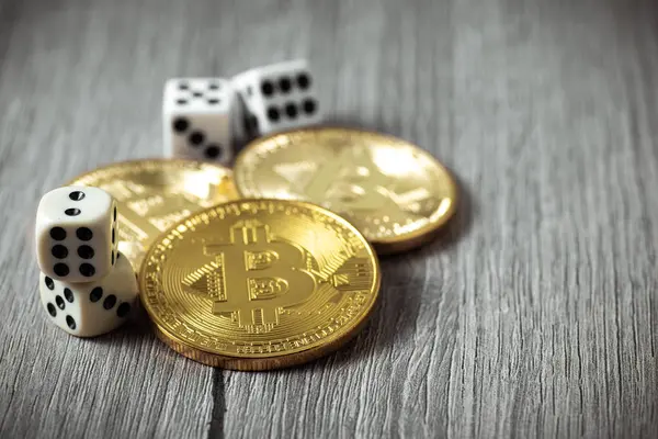 Bitcoins ve dices ahşap arka plan üzerinde. Cryptocurrencie kumar kavramı