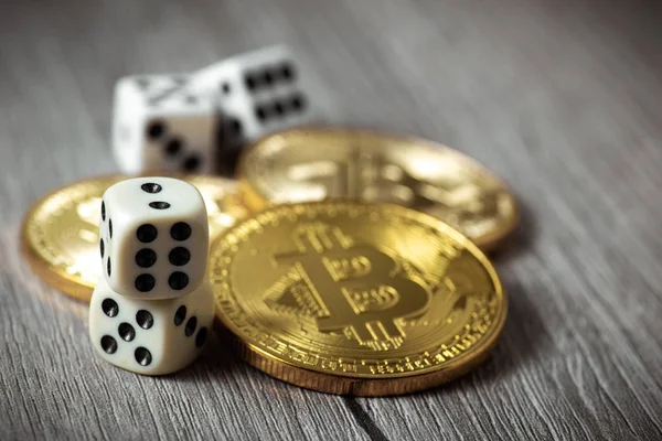 Bitcoins ve dices ahşap arka plan üzerinde. Cryptocurrencie kumar kavramı