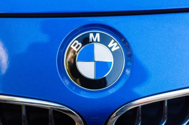 Tiflis, Gürcistan - 11 Kasım 2018: Yakın çekim görüntü Bmw araba logosu ve Ön Panjur 