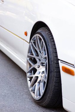 Beyaz stanced araba tekerleği Close-up