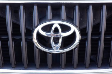 Tiflis, Gürcistan - 11 Kasım 2018: Yakın çekim görüntü Toyota araba logosu ve Ön Panjur 