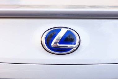 Tiflis, Gürcistan - 11 Kasım 2018: Yakın çekim görüntü Lexus araba logosu ve Ön Panjur 