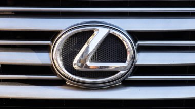 Tiflis, Gürcistan - 11 Kasım 2018: Yakın çekim görüntü Lexus araba logosu ve Ön Panjur 