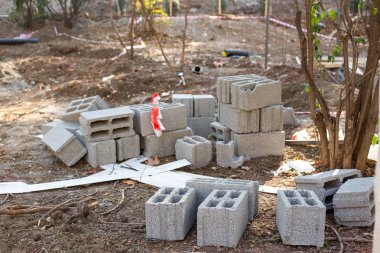 Park inşaat sahasına tuğla yığını