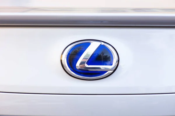 Tiflis, Gürcistan - 11 Kasım 2018: Yakın çekim görüntü Lexus araba logosu ve Ön Panjur 