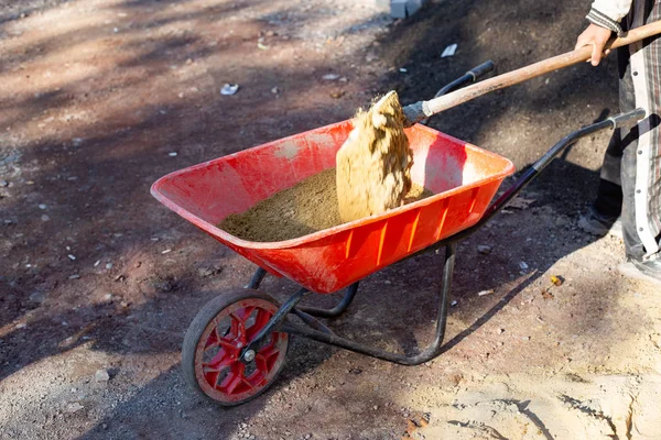 Carretilla Roja Con Arena Obra — Foto de Stock