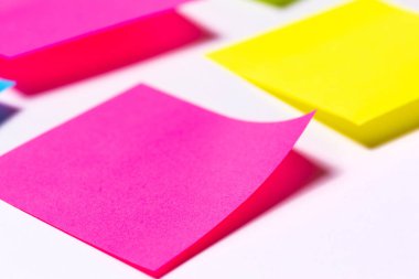 Beyaz arka plan üzerinde birçok renkli yapışkan notlar