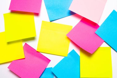 Beyaz arka plan üzerinde birçok renkli yapışkan notlar