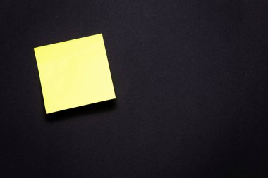 Siyah arka plan üzerine yapışkan notlar yellowl