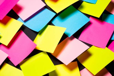 Siyah arka plan üzerine birçok renkli yapışkan notlar