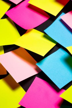 Siyah arka plan üzerine birçok renkli yapışkan notlar