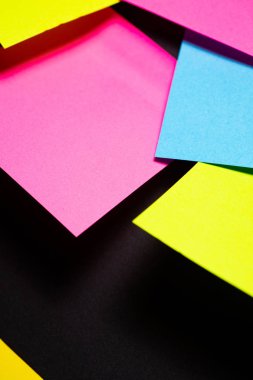Siyah arka plan üzerine birçok renkli yapışkan notlar