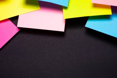 Siyah arka plan üzerine birçok renkli yapışkan notlar