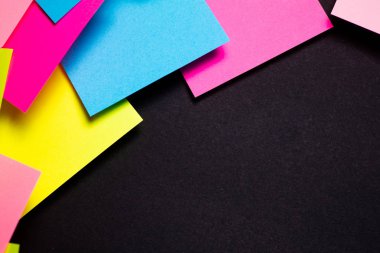 Siyah arka plan üzerine birçok renkli yapışkan notlar