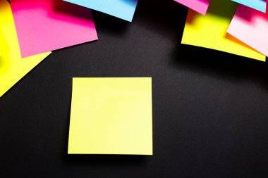 Siyah arka plan üzerine birçok renkli yapışkan notlar