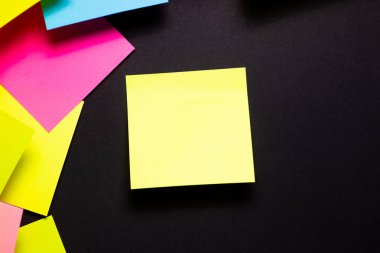 Siyah arka plan üzerine birçok renkli yapışkan notlar