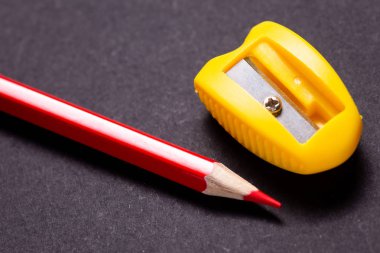 Siyah arka plan üzerine kalem ve kalemtıraş yakın çekim