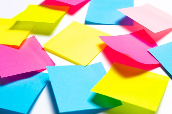 Beyaz arka plan üzerinde birçok renkli yapışkan notlar