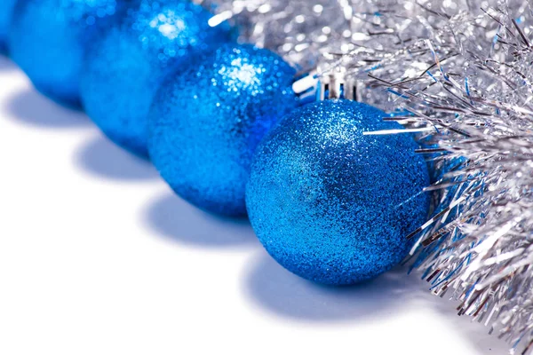 Nový Rok Uspořádání Rámu Modré Fialové Koule Izolované Bílém — Stock fotografie