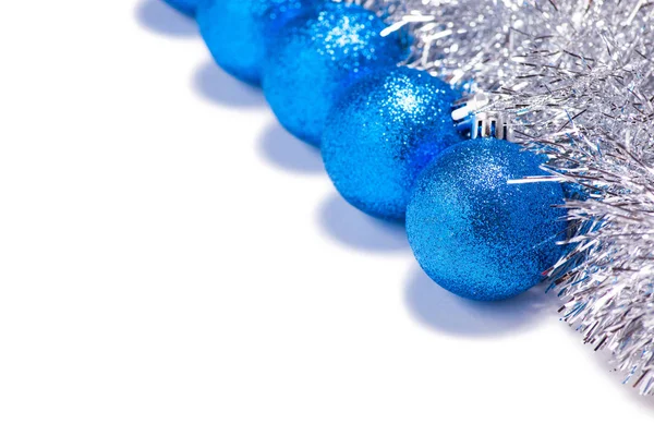 Rahmen Für Neujahr Blaue Lila Kugeln Isoliert Auf Weiß — Stockfoto