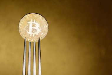 arka plan üzerinde gümüş çatal altın bitcoin