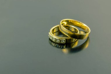 iki Alyans koyu arka plan üzerinde izole