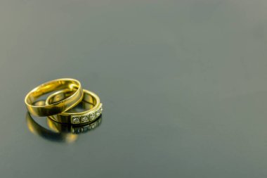 iki Alyans koyu arka plan üzerinde izole