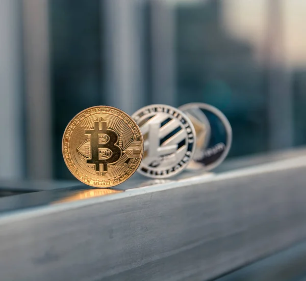 Gouden Zilveren Bitcoin Litecoin Ethereum Metalen Leuning — Stockfoto