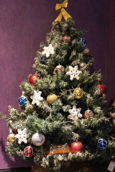 色のボールのクリスマス ツリー — ストック写真