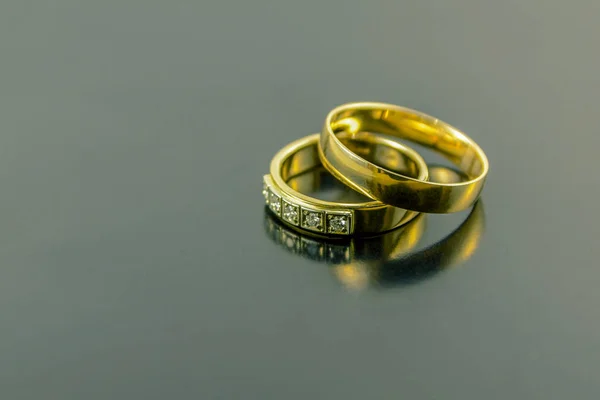 Két Jegygyűrű Elszigetelt Sötét Háttér — Stock Fotó