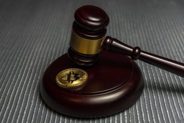  Altın bitcoin yalan Yargıç tokmak ile ahşap kaide üzerine