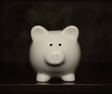 Seramik kumbara izole 