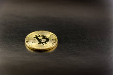 Siyah zemin üzerinde altın bitcoin