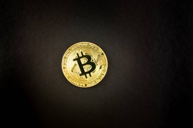 Siyah zemin üzerinde altın bitcoin