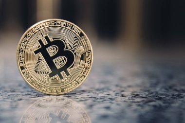 taş zemin üzerine altın bitcoin
