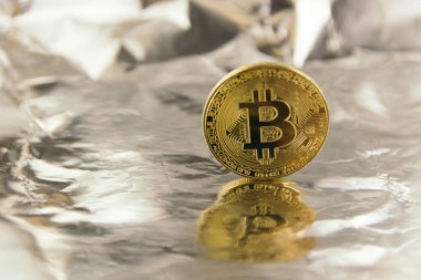 Altın bitcoin, yakın. İş kavramı