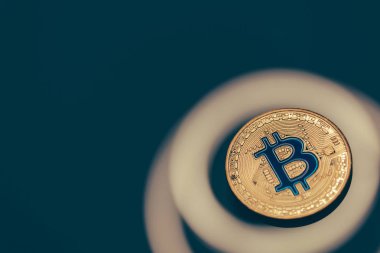 Altın bitcoin, yakın. İş kavramı