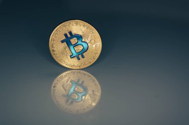 Altın bitcoin, yakın. İş kavramı
