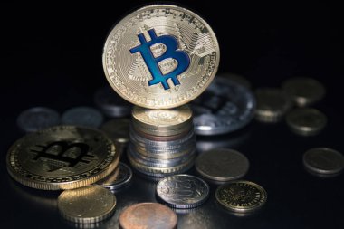 Bitcoins, yakın çekim. İş kavramı
