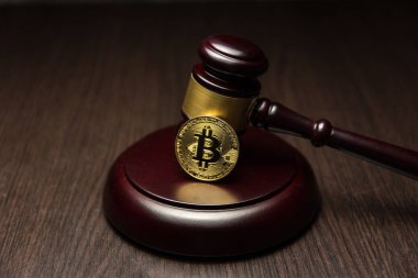  Yargıç tokmak ile ahşap ayaklı kürsüye altın bitcoin