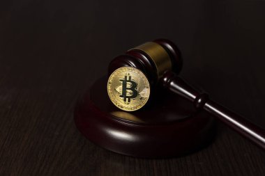  Yargıç tokmak ile ahşap ayaklı kürsüye altın bitcoin