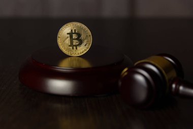  Yargıç tokmak ile ahşap ayaklı kürsüye altın bitcoin