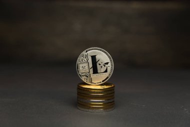  Gümüş sikke yığını Litecoin kürsüye