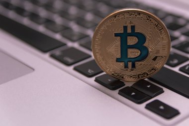  Arka plan üzerinde altın bitcoin